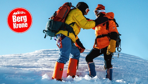 Szene aus der Doku: Diemberger mit Partnerin am K2-Gipfel. (Bild: Wallner Hannes)
