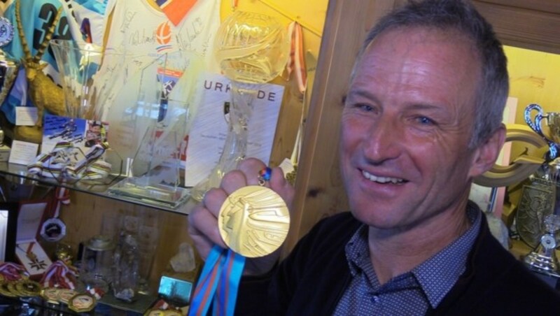 Hubert Strolz mit seiner Olympia-Goldmedaille - seit Donnerstag nicht mehr die einzige im Warther „Haus Hubertus“. (Bild: Maurice Shourot)