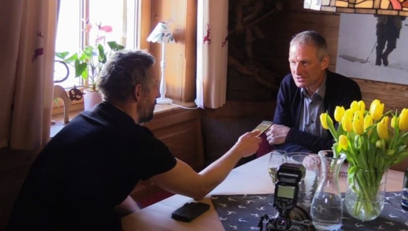 Hubert Strolz (re.) im Interview mit „Krone Vorarlberg“-Sportchef Peter Weihs. (Bild: Maurice Shourot)