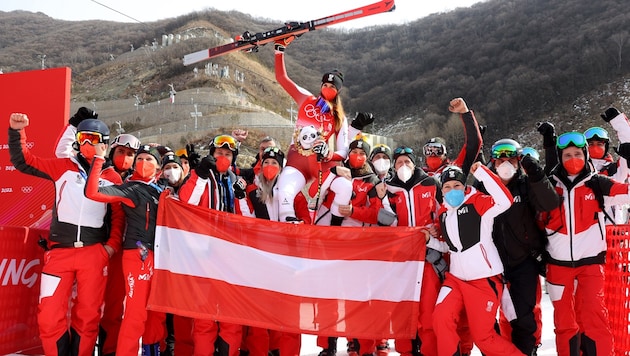 Das rot-weiß-rote Team feierte die Halb-Vorarlbergerin Mirjam Puchner, die im Super-G Silber holen konnte. (Bild: APA/EXPA/JOHANN GRODER)