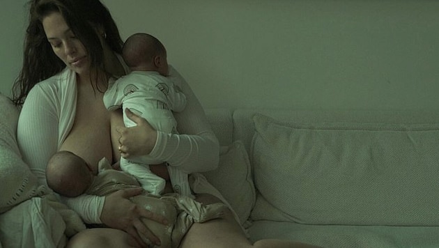 Ashley Graham postete ein erstes Foto ihrer Zwillinge. Aufgenommen hatte den intimen Moment ihr Ehemann Justin Ervin. (Bild: instagram.com/ashleygraham)