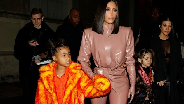 Kim Kardashian mit Tochter North in Paris (Bild: www.PPS.at)