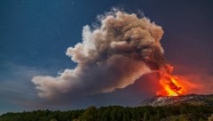 Am Donnerstagabend brach der Vulkan Ätna auf Sizilien erneut aus. (Bild: AP)