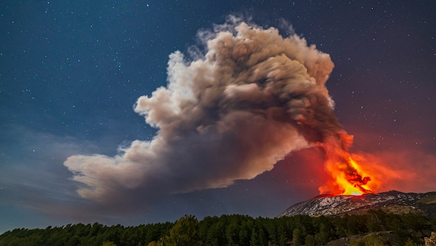 Bei einem Vulkanausbruch werden oft große Mengen klimaschädlicher Gase ausgestoßen, darunter Methan, Kohlendioxid, Fluorwasserstoff und Schwefeldioxid. (Bild: AP)