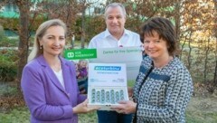 Karin Meier-Martetschläger (r.) übergab zusammen mit Rabmer-Chefin Ulrike Rabmer-Koller die Ecoturbinos an Erwin Roßmann, Leiter von SOS-Kinderdorf Wien. (Bild: Leadersnet/C. Mikes)