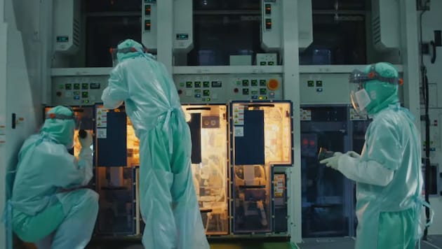 Japonya'da bir depolama fabrikasında çalışanlar (arşiv görüntüsü) (Bild: Kioxia)