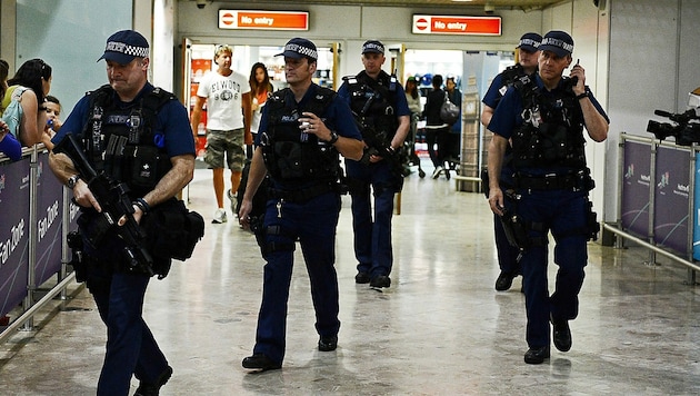 Polizeieinsatz am Flughafen Heathrow in London (Bild: AFP)