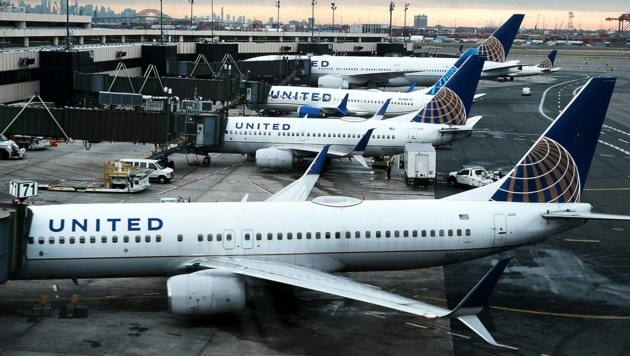 Passagierjets von United Airlines auf dem Flughafen Newark (Bild: APA/Getty Images via AFP/GETTY IMAGES/SPENCER PLATT)