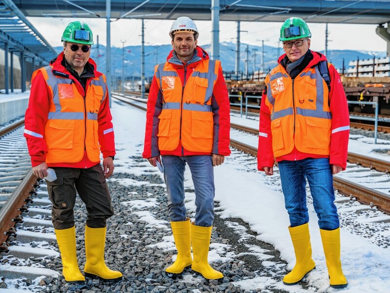 Geschäftsführender Chefredakteur Klaus Herrmann (re.), Oliver Pokorny („Steirerkrone“), Hannes Mößlacher („Kärntner Krone“) vor der Erstbefahrung des Koralmtunnels (Bild: Peter Maier)