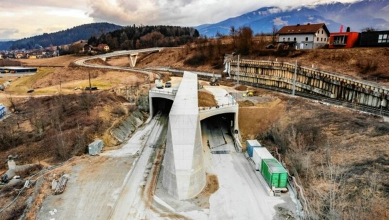 In drei Jahren sollen Züge durch den Tunnel fahren. (Bild: Peter Maier)