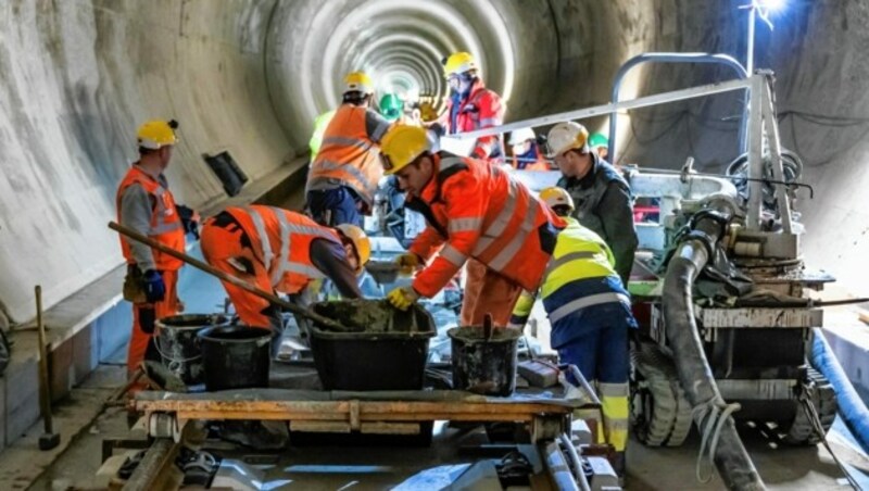 Die einzelnen Gleistragplatten mit den Highend-Schienen darauf werden großteils händisch und mithilfe von viel Beton verbaut, justiert, fixiert. (Bild: Peter Maier)