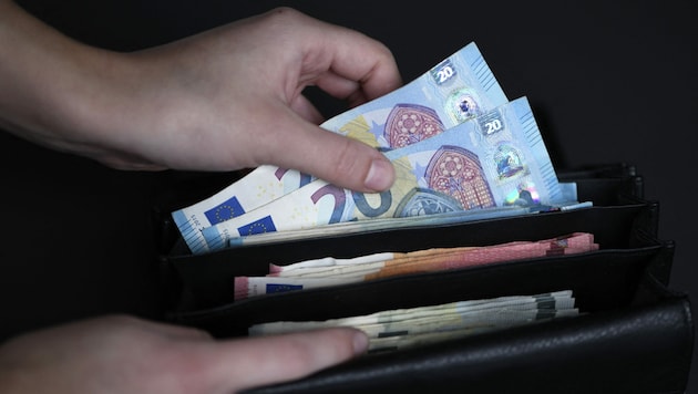 Statt Wechselgeld zog der Betrüger Geldscheine aus der Brieftasche des betagten Herren (Symbolbild). (Bild: AFP/INA FASSBENDER)