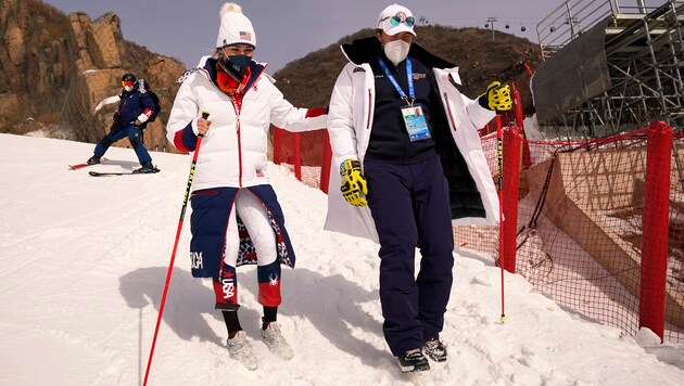 Mikaela Shiffrin (li.) und Aleksander Aamodt Kilde verlassen nach dem Damen-Super-G das Zielgelände. (Bild: AP)