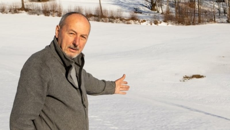 Anrainer Höbarth zeigt die Stelle vor dem Haus, wo das Wild gerissen wurde. Sorgen macht er sich um seinen Enkel. (Bild: SCHINDLER KLAUS)