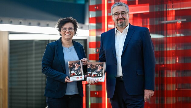 AK-Direktorin Andrea Heimberger und AK-Präsident Andreas Stangl mit dem Lohnsteuer-Ratgeber. (Bild: Alexander Schwarzl)