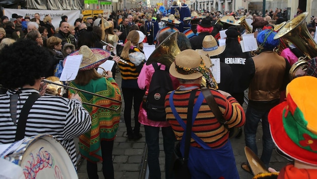 Einen Faschingsumzug wie diesen in Linz gibt es heuer eigentlich noch nicht. (Bild: Chris Koller)