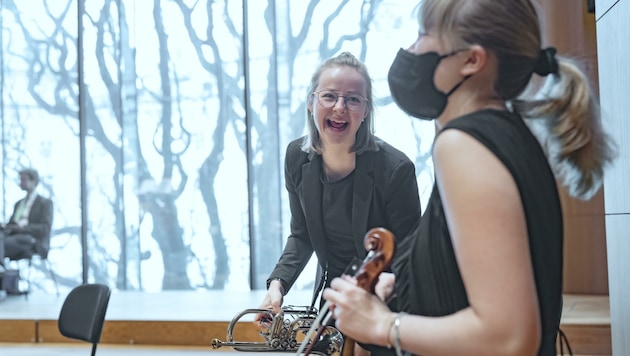 Manuela Tanzer (li.)und Sophie Trobos freuen sich sichtlich auf die kommende Zeit mit viel Musik. (Bild: Gerhard Berger)