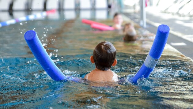 Die Wartelisten für Kinder-Schwimmkurse in den Linzer Bäderoasen werden immer länger. (Bild: Scharinger Daniel)