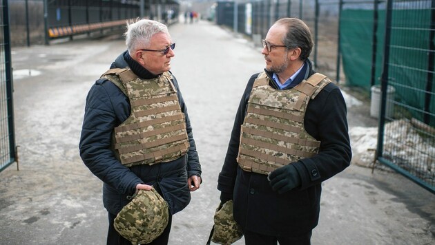 Außenminister Alexander Schallenberg (rechts) mit „Krone“-Redakteur Kurt Seinitz. (Bild: BMEIA/Michael Gruber)