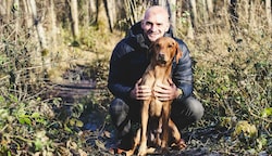 Florian Günther („Der Hundeflo“) hat seinen Hund auch ohne Leine im Griff (Bild: Tröster Andreas)