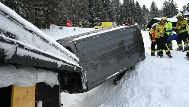 Der Absturz des VW-Busses wurde von einer Berghütte gestoppt. (Bild: KAPO St.Gallen)