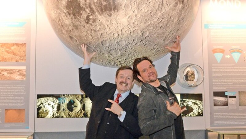 Physiker und Autor Werner Gruber (li. im Bild) und Hollywood-Designer Johannes Mücke (rechts) halfen Roland Emmerich, den Mond in „Moonfall“ auf die Erde stürzen zu lassen! (Bild: 2022 NHM Wien, Alice Schumacher)