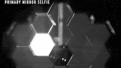 Das noch etwas verschwommene erste „Selfie“ zeigt den Hauptspiegel des Teleskops. (Bild: AFP)