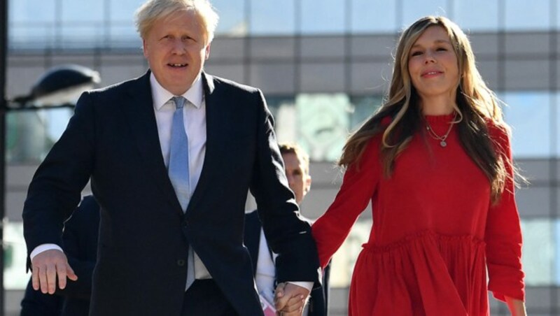 Premier Boris Johnson und seine Frau Carrie in Manchester (Bild: Ben STANSALL / AFP)