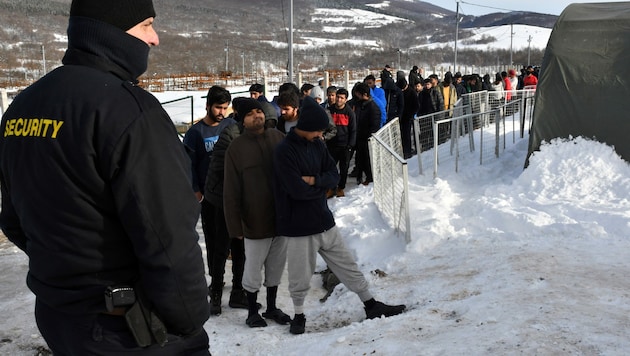 Migranten im Flüchtlingscamp „Lipa“ in der Nähe der bosnischen Stadt Bihac (Bild: AFP)