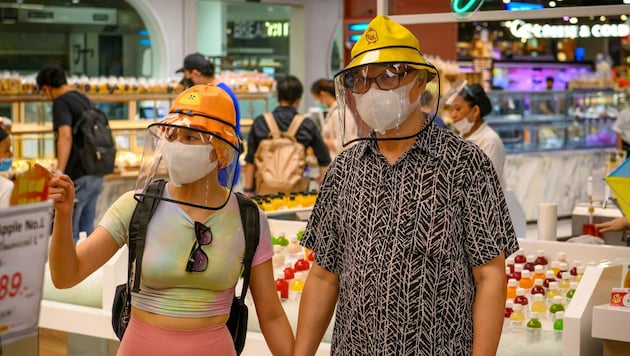 You can leave your hat on - dieses tailändische Paar wäre in dieser Aufmachung bereits bestens gerüstet für Safer Sex in Pandemie-Zeiten. (Bild: AFP )