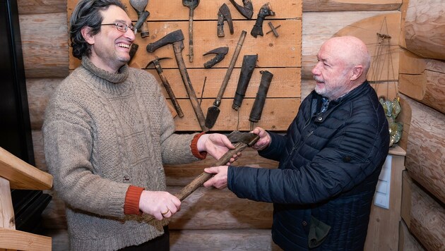 Harz ermöglicht vielerlei Produkte (li.). Gerhold Wöhrer übergibt Florian Gruber Werkzeuge seiner Familie. (Bild: DORISSEEBACHER)