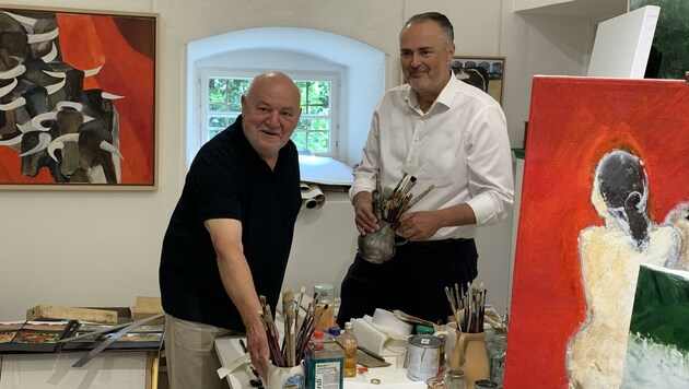 Kunst hoch im Kurs: Landeshauptmann Hans Peter Doskozil (rechts) mit dem Vorsitzenden der Kulturbeiräte Harro Pirch. (Bild: Burgenländisches Landesmedienservice)