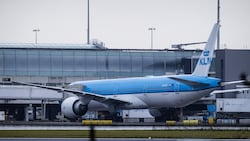 Die Flüge der niederländischen Fluglinie KLM in Richtung der Ukraine bleiben vorerst am Boden. (Bild: AFP/Sem van der Wal)