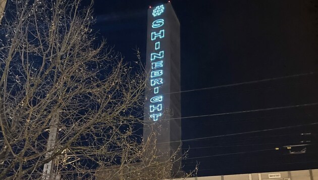 Das Heizkraftwerk Mitte zierte am Samstagabend der Schriftzug „shine bright“. (Bild: Sebastian Steinbichler)
