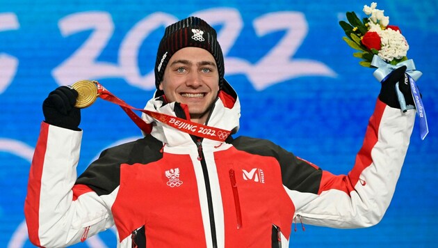 Alessandro Hämmerle strahlt mit seiner Olympia-Goldenen um die Wette. (Bild: AFP)