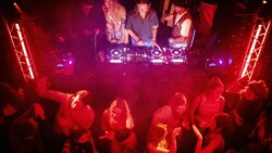 Auch im Amsterdamer „Chicago Social Club“ trotzten Partytiger den Corona-Regeln. (Bild: AFP)