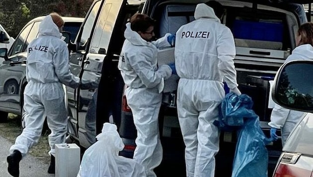 Spurensicherung in Siegendorf, wo zwei tote Syrer in einem Schleuserwagen entdeckt wurden. Der geflüchtete Schlepper konnte in seiner Heimat Lettland gefasst werden. (Bild: Christian Schulter)