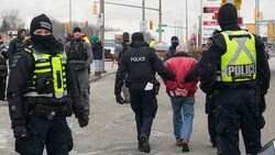 Nach einer mehrere Tage andauernden Blockade der Grenzbrücke griff nun die Polizei durch. (Bild: AP/The Canadian Press/Nathan Denette)