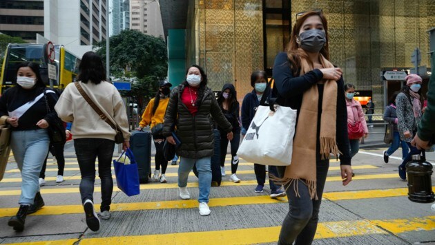 In Hongkong wird auch im Freien Maske getragen. (Bild: Associated Press)