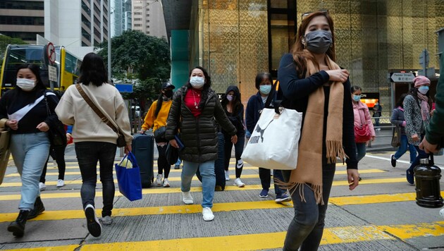 In Hongkong wird auch im Freien Maske getragen. (Bild: Associated Press)