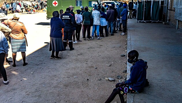 Wartende Menschen vor einem Impfzentrum in Bulawayo im Südwesten Simbabwes (Bild: APA/AFP/Zinyange Auntony)
