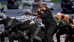 Kendrick Lamar stand 2022 schon gemeinsam mit Dr. Dre, Snoop Dogg, Eminem und 50 Cent auf der Superbowl-Bühne.  (Bild: AP)