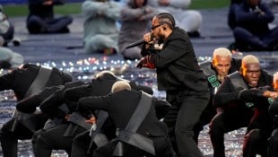 Kendrick Lamar stand 2022 schon gemeinsam mit Dr. Dre, Snoop Dogg, Eminem und 50 Cent auf der Superbowl-Bühne.  (Bild: AP)