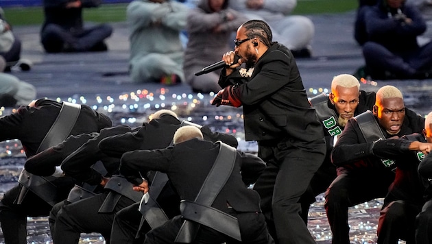 Kendrick Lamar stand 2022 schon gemeinsam mit Dr. Dre, Snoop Dogg, Eminem und 50 Cent auf der Superbowl-Bühne.  (Bild: AP)