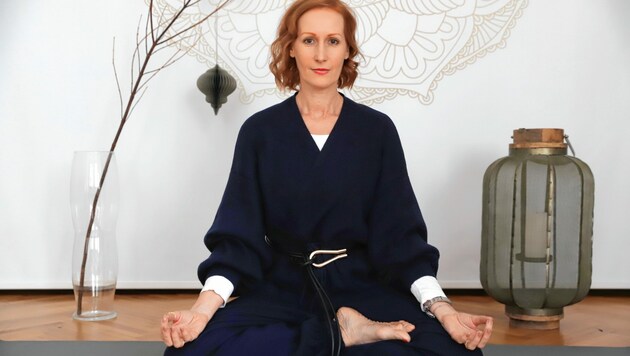 Nicole Beutler tiefenentspannt beim Meditieren - am Montag mischt sie wieder als Sexualtherapeutin Dr. Bragana die „Vorstadtweiber“ (20.15 Uhr, ORF 1) auf. (Bild: Zwefo)