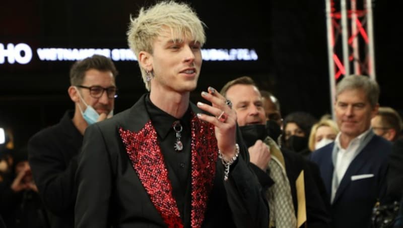 Machine Gun Kelly bei der Berlinale mit Zigarette am Red Carpet (Bild: Vianney Le Caer/Invision/AP)