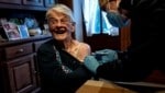 Diese italienische Pensionistin ist zu Hause geimpft worden. (Bild: APA/AFP/MARCO BERTORELLO)
