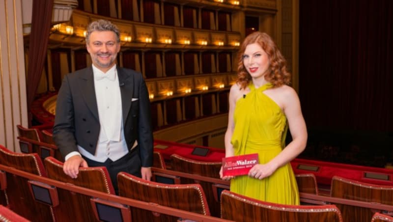 Im Bild: Startenor Jonas Kaufmann beim Interview mit ORF-Kulturmoderatorin Teresa Vogl (Bild: ORF)