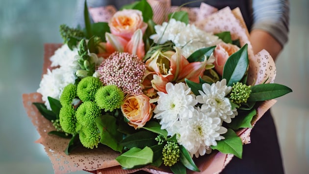62 Prozent der befragten Österreicherinnen und Österreicher planen, ihre Liebsten am Valentinstag zu beschenken. Das beliebteste Geschenk sind weiterhin Blumen (Symbolbild). (Bild: Maksim Shebeko - stock.adobe.com)