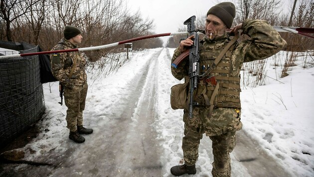 Ukrainische Soldaten an der Front im Osten (Bild: AP)